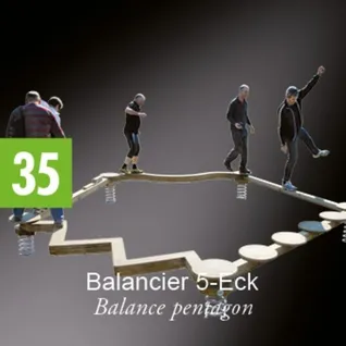 Eine Gruppe von Männern balanciert auf einer hölzernen Struktur mit Federn. Die Struktur hat die Form eines Fünfecks.