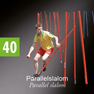 Ein Mann springt über rote Stangen in einem Parallelslalom-Wettbewerb.
