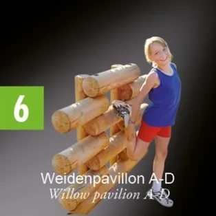 Ein junges Mädchen steht neben einer Holzstruktur, lächelt und posiert für ein Foto.