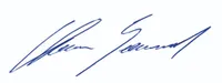 Das Bild zeigt eine blaue Unterschrift mit zwei verschiedenen Teilen, wobei der erste Teil 'John' und der zweite Teil 'Smith' lautet, beide in kursiver Schrift.
