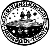 Ein kreisförmiges Emblem mit zwei Figuren, die Händchen halten, unter einem Sternenhimmel. Der Schriftzug 'Integrationsnetzwerken' befindet sich oben und 'Neukirchen-Territz' unten.