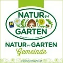 Das Bild zeigt ein Logo für Natur en Garten mit einem Igel, Blumen und Blättern. Der Text umfasst 'Natur en Garten Gemeinde' und eine Website-URL.