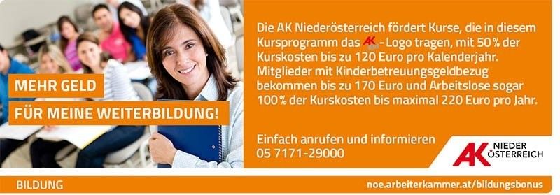 Ein Poster zeigt eine Frau, die ein Buch mit deutschem Text in der Hand hält und ein Kursprogramm bewirbt. Es heißt, dass AK Kurse fördert, bis zu 50% der Kurskosten werden subventioniert. Mitglieder mit Kinderbetreuungsgeld erhalten bis zu 170 Euro, und Arbeitslose erhalten bis zu 220 Euro. Das Poster enthält eine Telefonnummer für Anfragen.