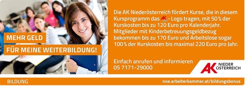 Ein Poster zeigt eine Frau, die ein Buch mit deutschem Text in der Hand hält und ein Kursprogramm bewirbt. Es heißt, dass AK Kurse fördert, bis zu 50% der Kurskosten werden subventioniert. Mitglieder mit Kinderbetreuungsgeld erhalten bis zu 170 Euro, und Arbeitslose erhalten bis zu 220 Euro. Das Poster enthält eine Telefonnummer für Anfragen.