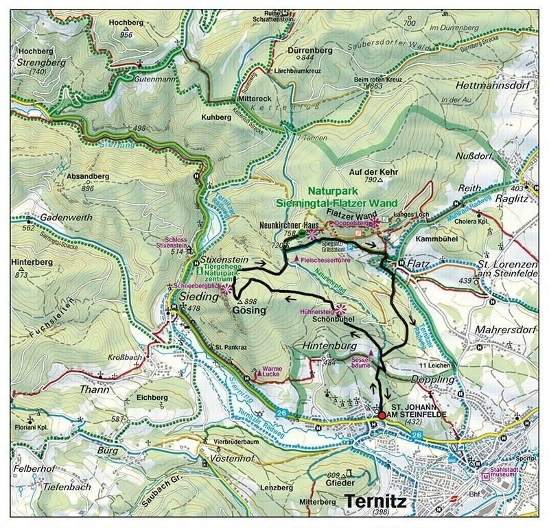 Eine Karte, die Wanderwege in den Bayerischen Alpen zeigt, einschließlich Orte wie St. Lorenzen am Steinfelde, Terntz und Burg. Die Karte hebt das Museum St. Johann am Steinfelde, Wanderwege und bemerkenswerte Sehenswürdigkeiten wie Warte Lucke und Neukirchner Haus hervor.