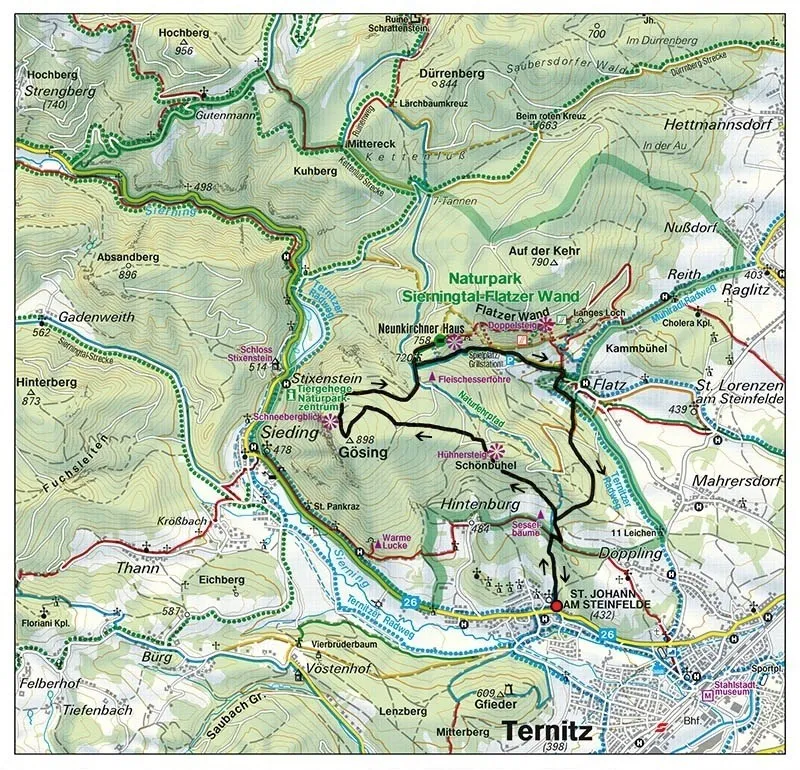 Eine Karte, die Wanderwege in den Bayerischen Alpen zeigt, einschließlich Orte wie St. Lorenzen am Steinfelde, Terntz und Burg. Die Karte hebt das Museum St. Johann am Steinfelde, Wanderwege und bemerkenswerte Sehenswürdigkeiten wie Warte Lucke und Neukirchner Haus hervor.