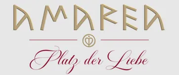 Das Bild zeigt das Logo für 'Amare', das den stilisierten Wort 'Amare' in Gold mit einem Herzsymbol darunter und der Phrase 'Platz der Liebe' in rotem Schriftzug enthält.