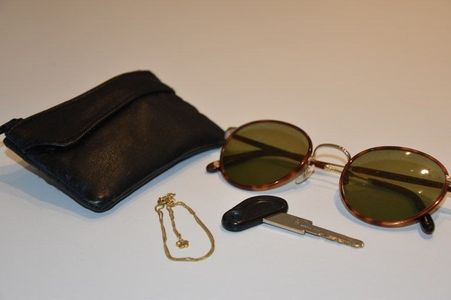 Bild enthält, Accessories, Sunglasses, Bag, Handbag, Jewelry, Necklace, Glasses