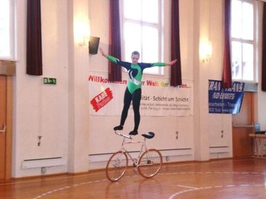 Bild enthält, Bicycle, Transportation, Vehicle, Person, Machine, Wheel, Performer, Solo Performance, Footwear, Shoe