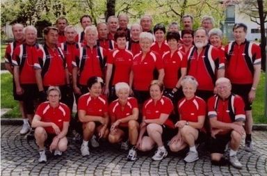 Bild enthält, People, Person, Team, Groupshot, Adult, Male, Man, Baby, Shoe, Face