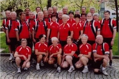Bild enthält, People, Person, Team, Groupshot, Adult, Male, Man, Baby, Shoe, Face