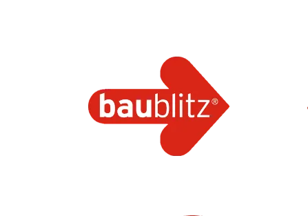Ein schwarzer Hintergrund mit einem roten Pfeil, der nach rechts zeigt. Das Wort 'baublitz' steht in weißer Schrift im Inneren des Pfeils.