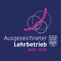 Ausgezeichneter Lehrbetrieb, 2025-2028, mit einer rosa Linie über Kreisen auf blauem Hintergrund.