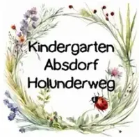 Ein Blumenkranz mit dem Text Kindergarten Absdorf Holunderweg. Ein Marienkäfer sitzt auf dem Kranz.