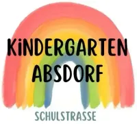Ein bunter Regenbogen mit dem Text Kindergarten Absdorf Schulstrasse in schwarzem Schrift. Der Regenbogen hat sieben Farben.