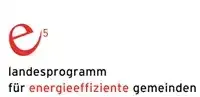 Das Bild zeigt das Logo eines Landesprogramms für energieeffiziente Gemeinden. Das Logo besteht aus einem stilisierten 'e' mit der Nummer '5' daneben. Unter dem Logo steht der Text 'landesprogramm für energieeffiziente gemeinden.'