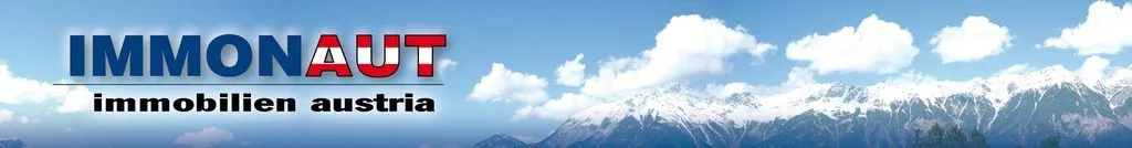 Ein Werbebanner für MONAUT, ein Unternehmen in Österreich, zeigt im Hintergrund eine Bergkette.