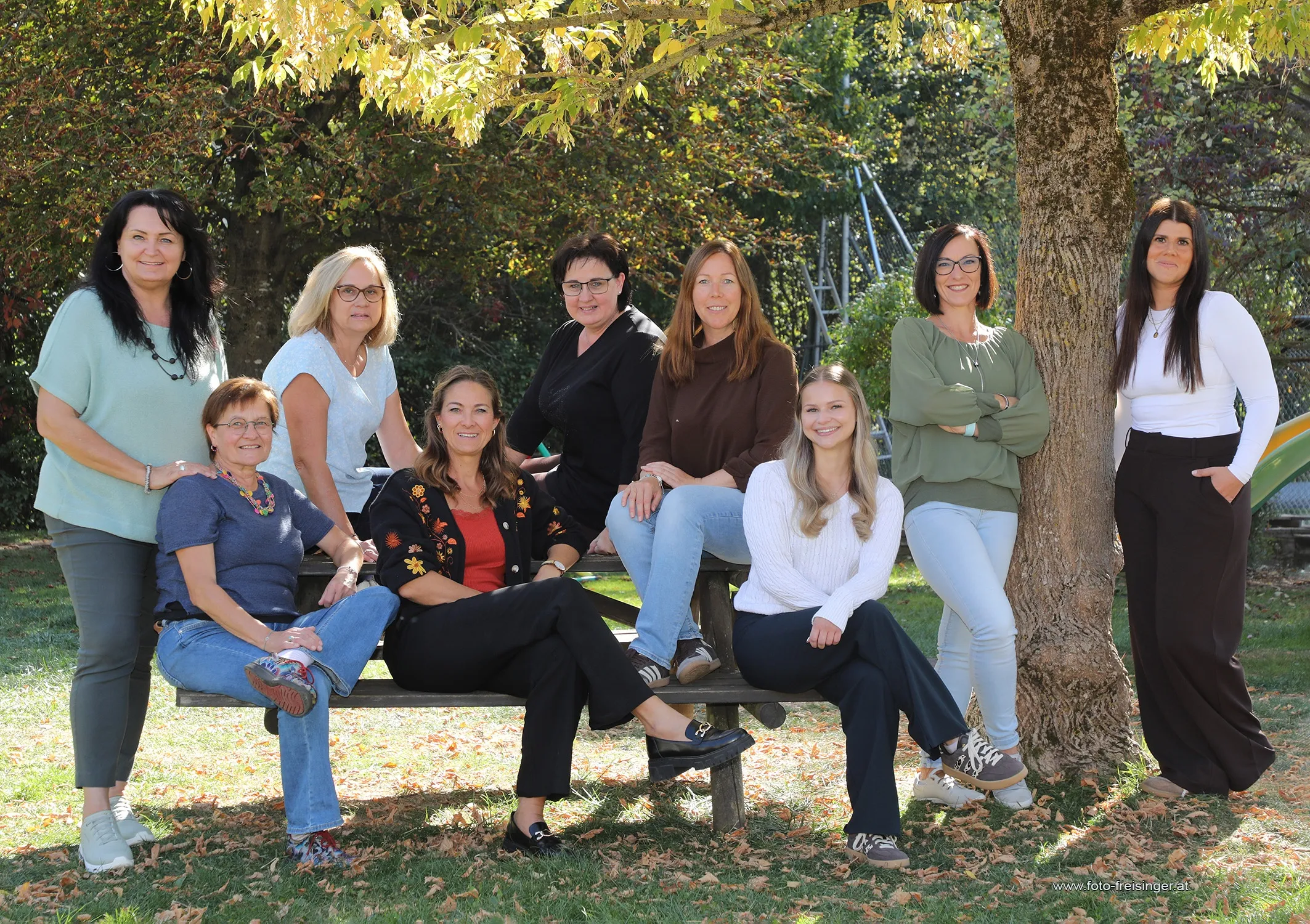 Eine Gruppe von Frauen posiert für ein Foto im Park.