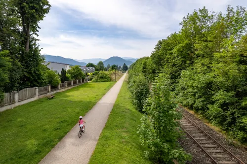 Bild zeigt eine Person auf einem Fahrrad entlang eines Radweges