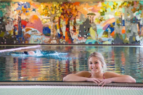Bild zeigt eine Person im Hallenbad Trofaiach