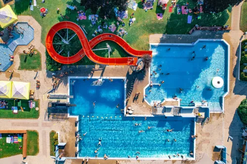 Bild zeigt das Freibad Trofaiach aus der Vogelperspektive