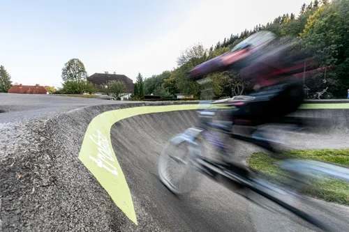 Bild zeigt eine Person auf einem Fahrrad am Pumptrack Trofaiach