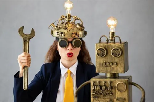 Eine Frau mit Schutzbrille und gelber Krawatte hält eine Schraubenschlüssel und trägt einen Steampunk-Helm mit einer Glühbirne oben. Neben ihr steht ein mechanischer Roboter mit einer Glühbirne auf dem Kopf.