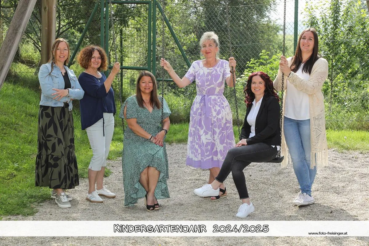 Eine Gruppe von Frauen steht in einem Garten mit Schaukeln. Der Text 'Kindergartenjahr 2024/2025' wird unten angezeigt.