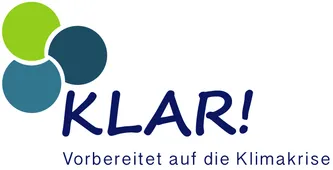 Das Logo für KLAR! zeigt drei Kreise in Grün, Blau und Dunkelblau mit Text darunter, der 'Vorbereitet auf die Klimakrise' lautet.