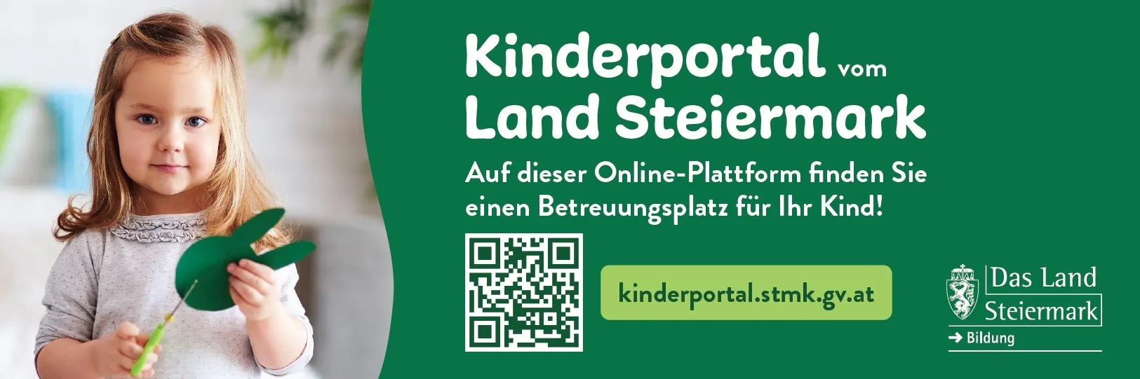 Das Bild zeigt ein grünes Banner mit weißem Text, das Kinderportal Land Steiermark bewirbt. Es lädt Nutzer ein, einen Betreuungsplatz für ihre Kinder auf der Online-Plattform zu finden. Ein QR-Code ist vorhanden.