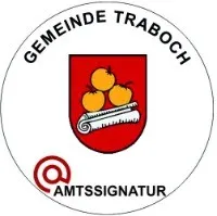 Das Bild zeigt ein Logo für Gemeinde Traboch mit einem roten Schild, drei Orangen und einem Schriftrollen, begleitet von dem Text 'Amtssigantur' in einem roten Kreis.