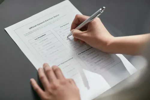 Eine Person füllt ein Formular für eine allgemeine Wahl aus. Das Formular enthält Abschnitte für Präsidentschafts- und Senatorenkandidaten.