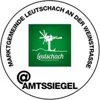 Das Logo für Leuschaach an der Weinstraße, mit einem grünen Baumsymbol und 'Leuschaach' in Weiß, eingeschlossen in einem Kreis mit 'Marktgemeinde' und 'Weinstraße' in Schwarz auf weißem Hintergrund.