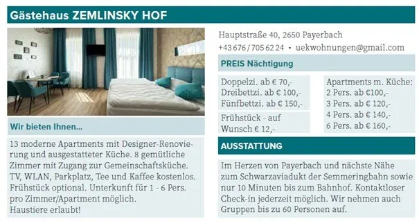 Ein Bild eines Hotelzimmers, das ein Bett, einen Schreibtisch und einen Essbereich mit Stühlen zeigt. Der Text enthält Informationen über den Standort, die Preise und die Ausstattung.