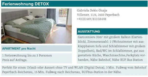 Das Bild zeigt eine Ferienwohnungsanzeige. Es zeigt ein Schlafzimmer mit einem Bett, Kissen und einem Tisch mit einem Tablett. Der Text beschreibt eine 35m² große Wohnung mit Balkon, zwei Zimmern, einem Badezimmer, einer Küche und einer Waschmaschine. Es ist perfekt für eine digitale Entgiftung und in der Nähe öffentlicher Verkehrsmittel.
