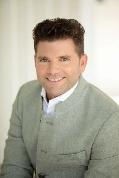 Face, Head, Person, Smile, Formal Wear, Suit, Adult, Male, Man, Portrait
