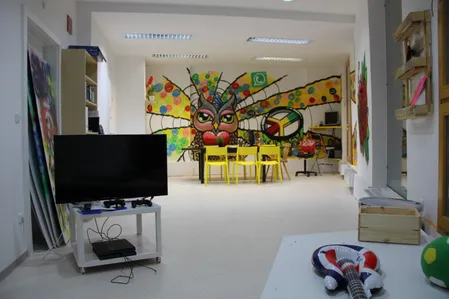 Computer Hardware, Hardware, Monitor, Screen, Interior Design, TV, Building, Living Room, Floor, Flooring