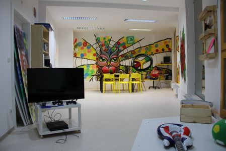 Computer Hardware, Hardware, Monitor, Screen, Interior Design, TV, Building, Living Room, Floor, Flooring