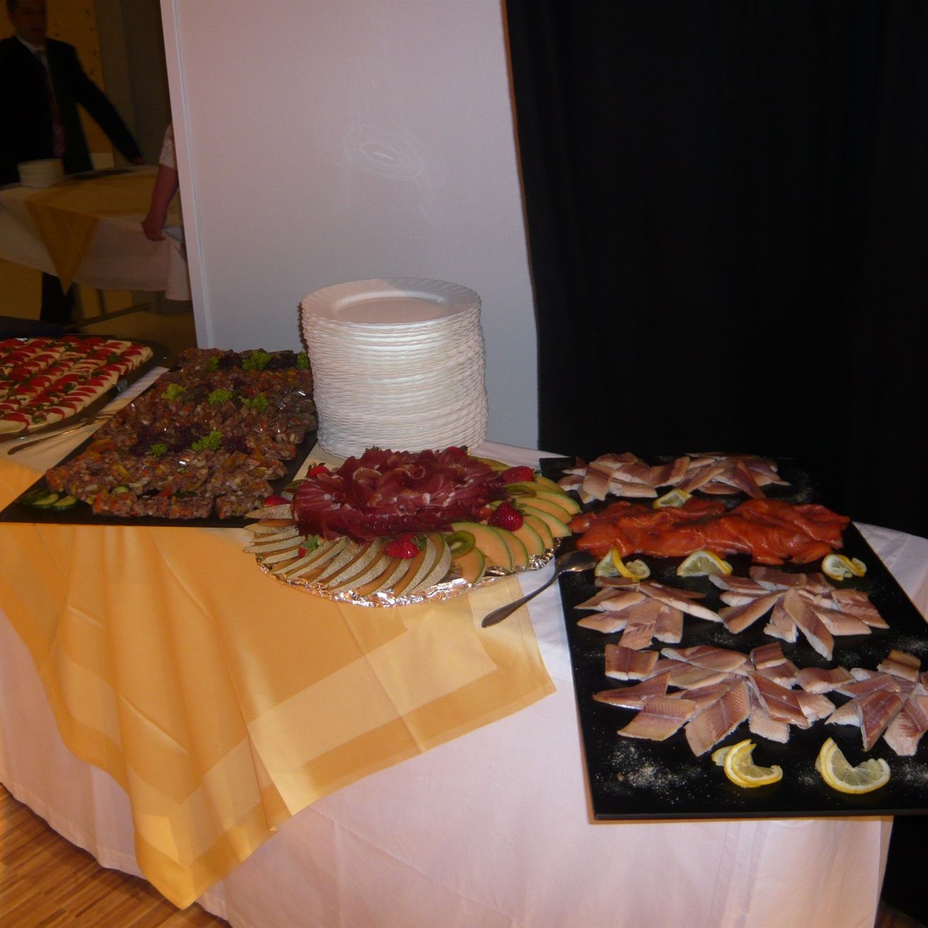 Bild enthält, Cafeteria, Indoors, Meal, Restaurant, Buffet, Adult, Male, Man, Person, Dish