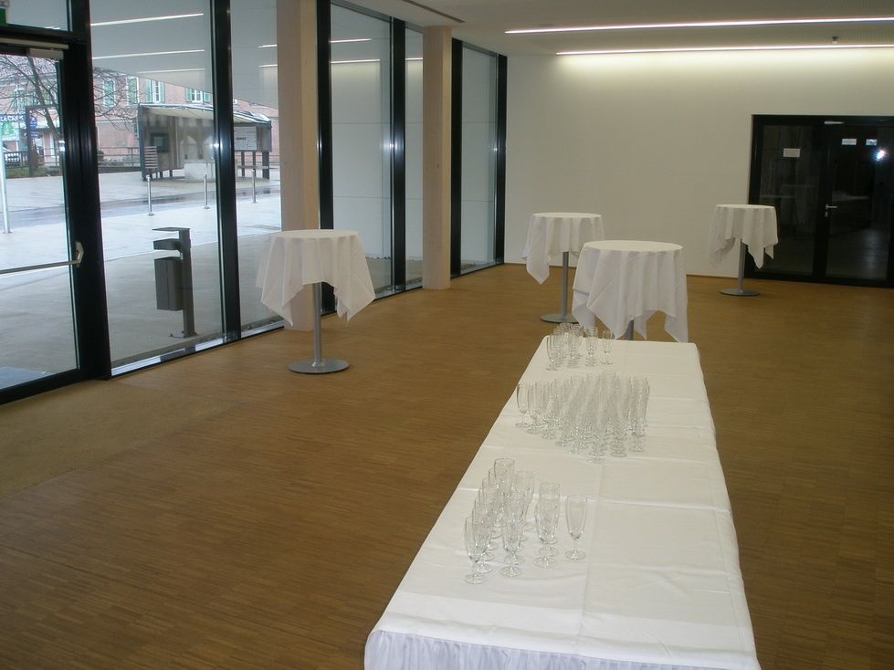 Bild enthält, Floor, Flooring, Architecture, Building, Tablecloth, Dining Table, Furniture, Table, Wood, Indoors