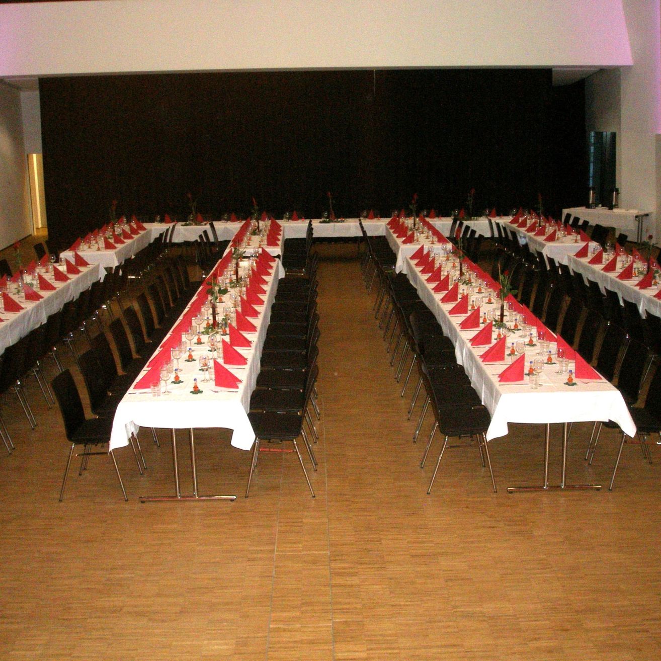Bild enthält, Indoors, Reception Room, Waiting Room, Building, Chair, Hall, Dining Table, Table, Flooring, Banquet