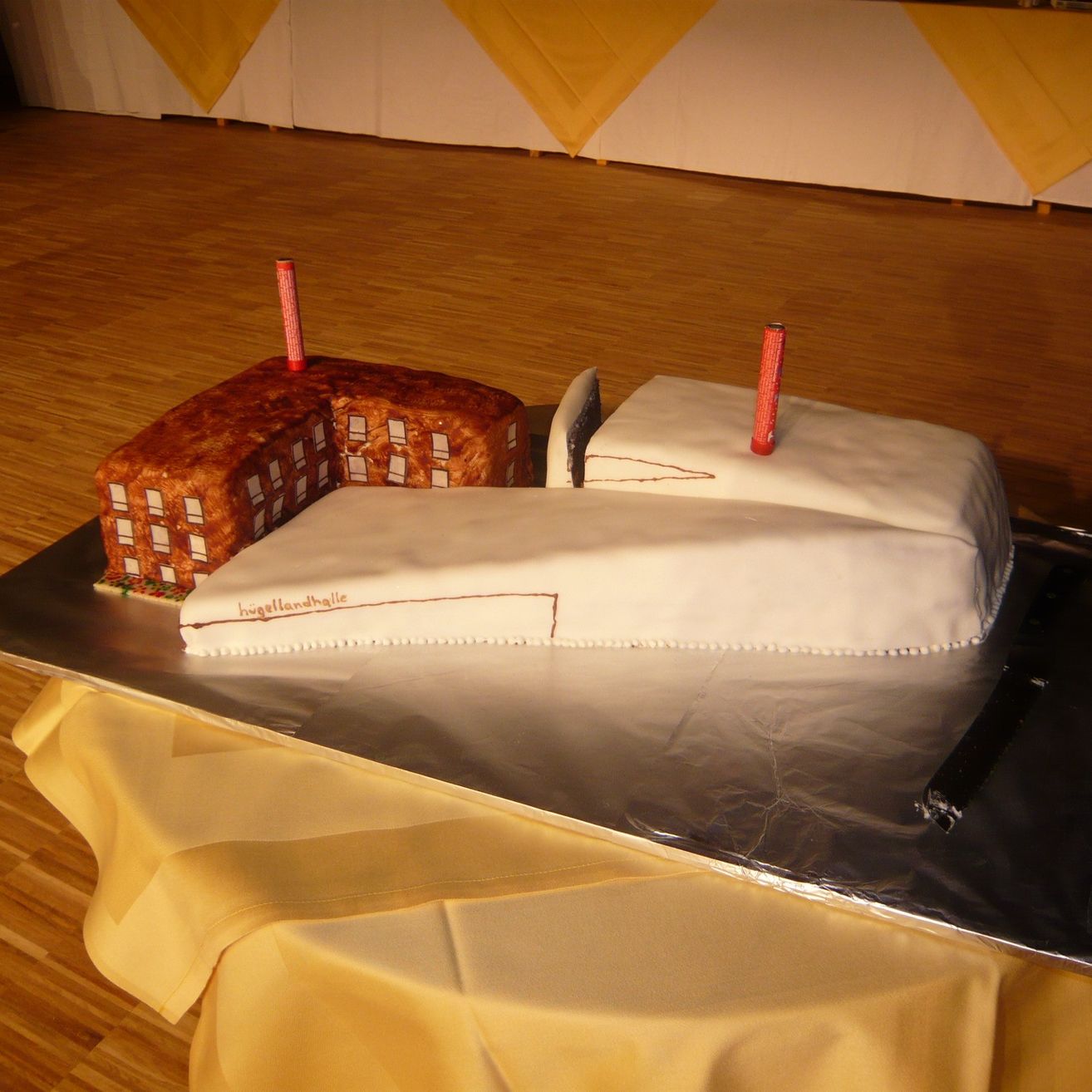 Bild enthält, Hardwood, Wood, Floor, Flooring, Plywood, Icing, Birthday Cake, Cake, Bed, Person