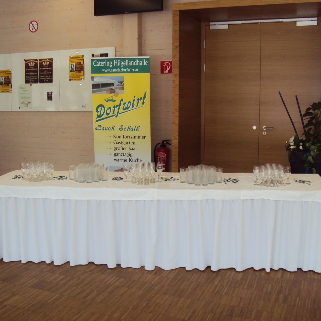 Bild enthält, Wood, Floor, Flooring, Tablecloth, Flower, Flower Arrangement, Interior Design, Hardwood, Table, Reception