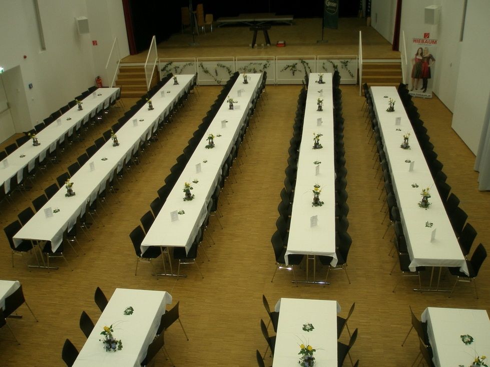 Bild enthält, People, Person, Indoors, Architecture, Building, Hall, Classroom, Crowd, Honey Bee, Table