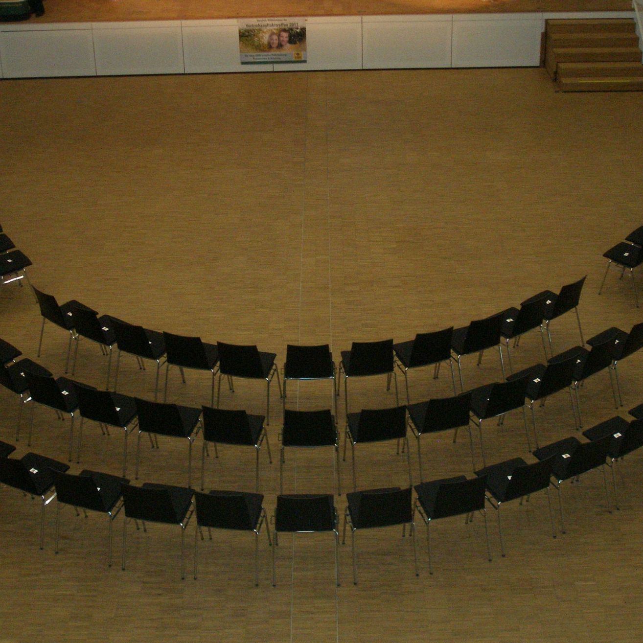 Bild enthält, People, School, Classroom, Indoors, Crowd, Lecture, Hall, Theater, Auditorium, Lecture Hall