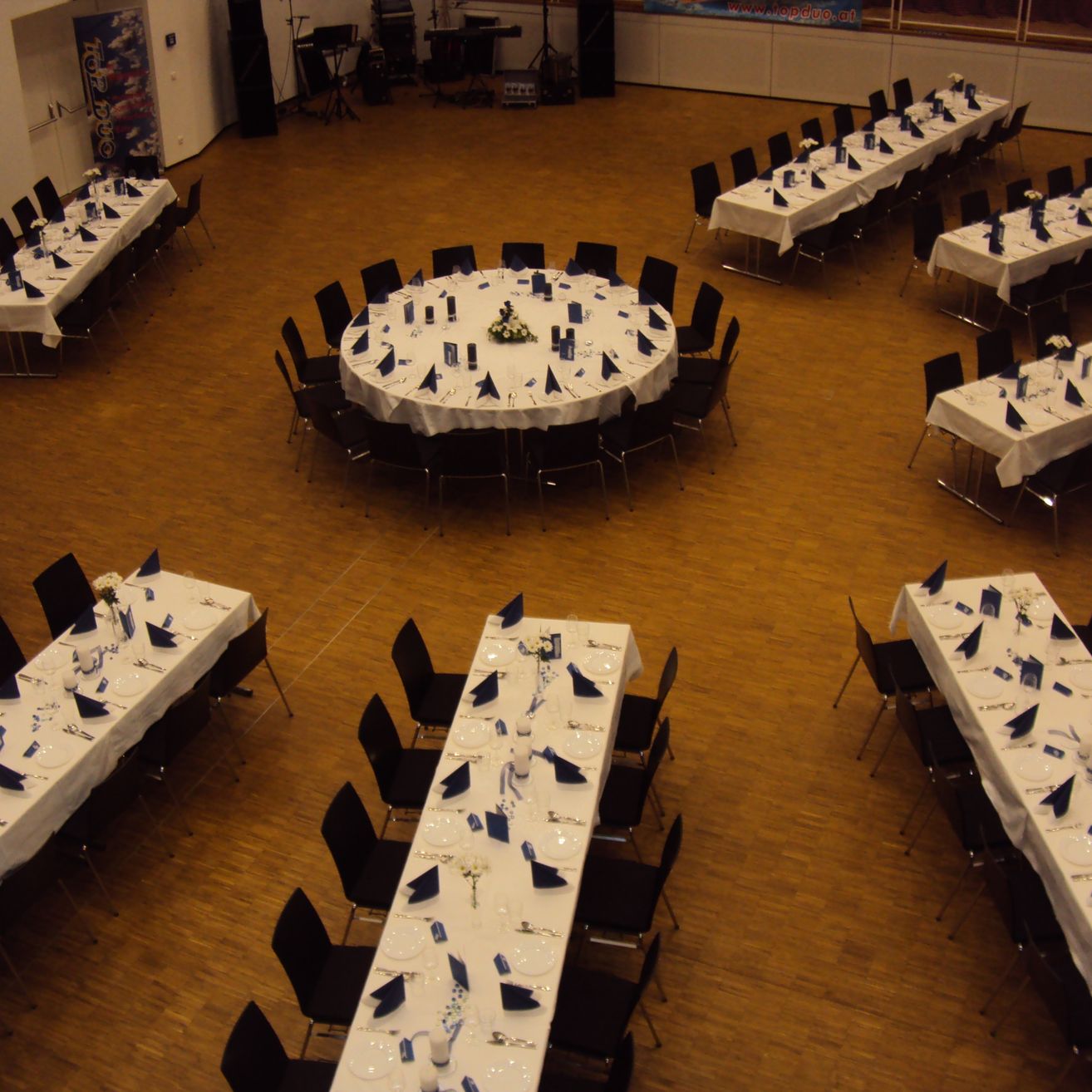 Bild enthält, Indoors, Reception Room, Waiting Room, Floor, Flooring, Dining Table, Table, Wood, Building, Chair