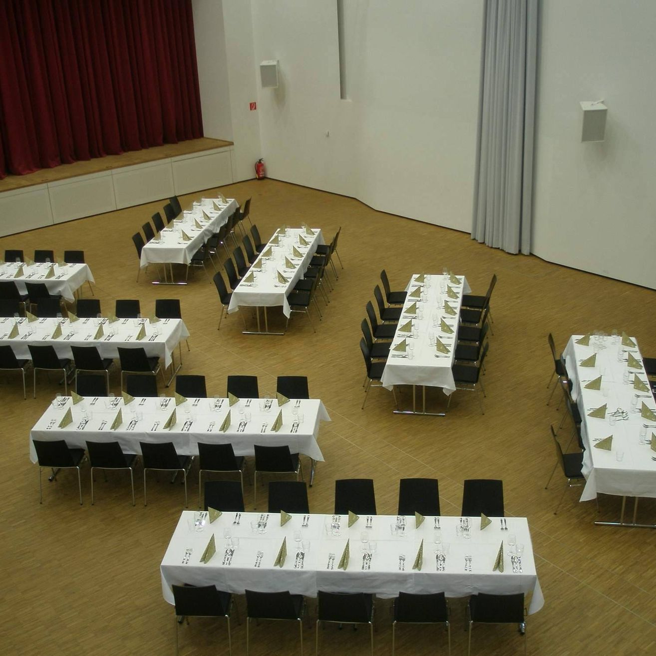Bild enthält, People, Person, Indoors, Architecture, Building, Hall, Chair, Fun, Banquet, Crowd