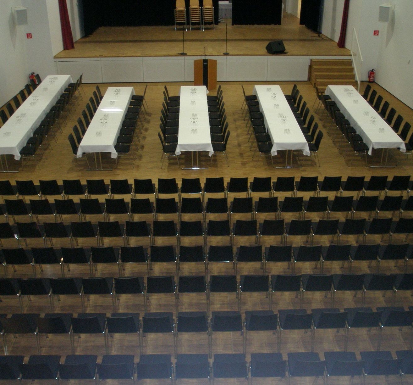 Bild enthält, People, Building, School, Classroom, Indoors, Crowd, Audience, Lecture, Hall, Lecture Hall