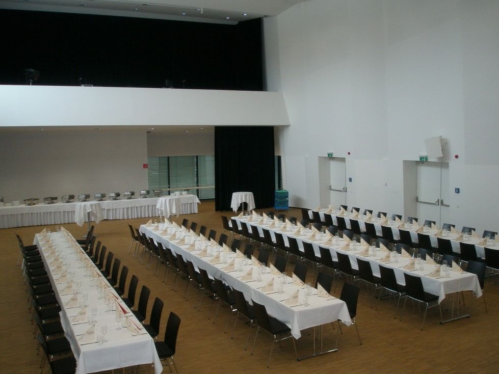 Bild enthält, Architecture, Building, Indoors, Hall, People, Person, Chair, Furniture, Fun, Banquet