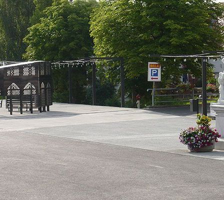 Bild enthält, Nature, Outdoors, Park, Garden, City, Road, Street, Porch, Potted Plant, Bench